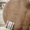 Kunstfell-Teppich, Mokka 1 Kunstfell-Teppich, Mokka -KayLa Verkaufsgeschäft MeanadeLuxe KunstfellTeppich Braun Mokka 100rund mil