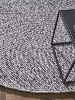 Handweb-Teppich, Dark Grey -KayLa Verkaufsgeschäft Tjaellmo HandwebTeppich Dunkelgrau DarkGrey 200rund lup2